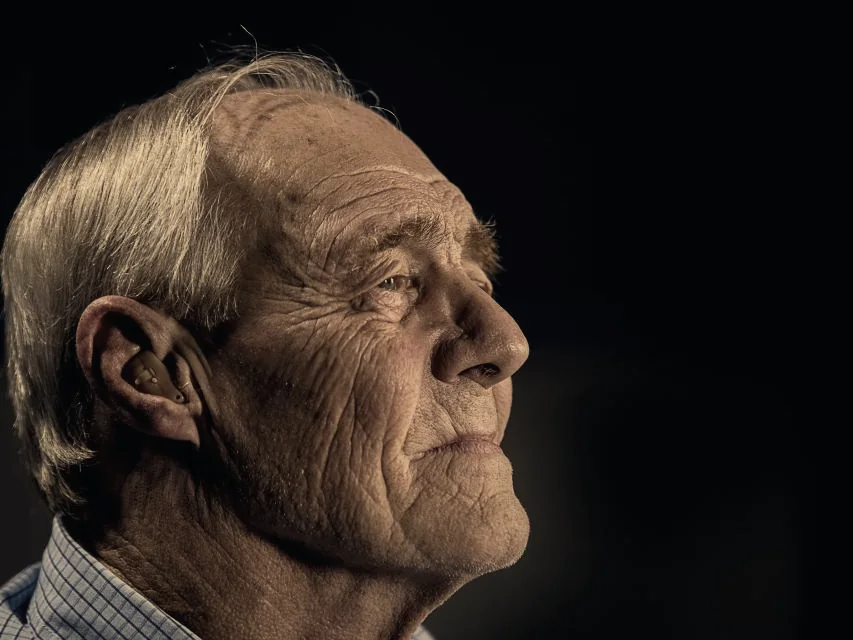 Portrait d'un homme âgé de profil, regard levé