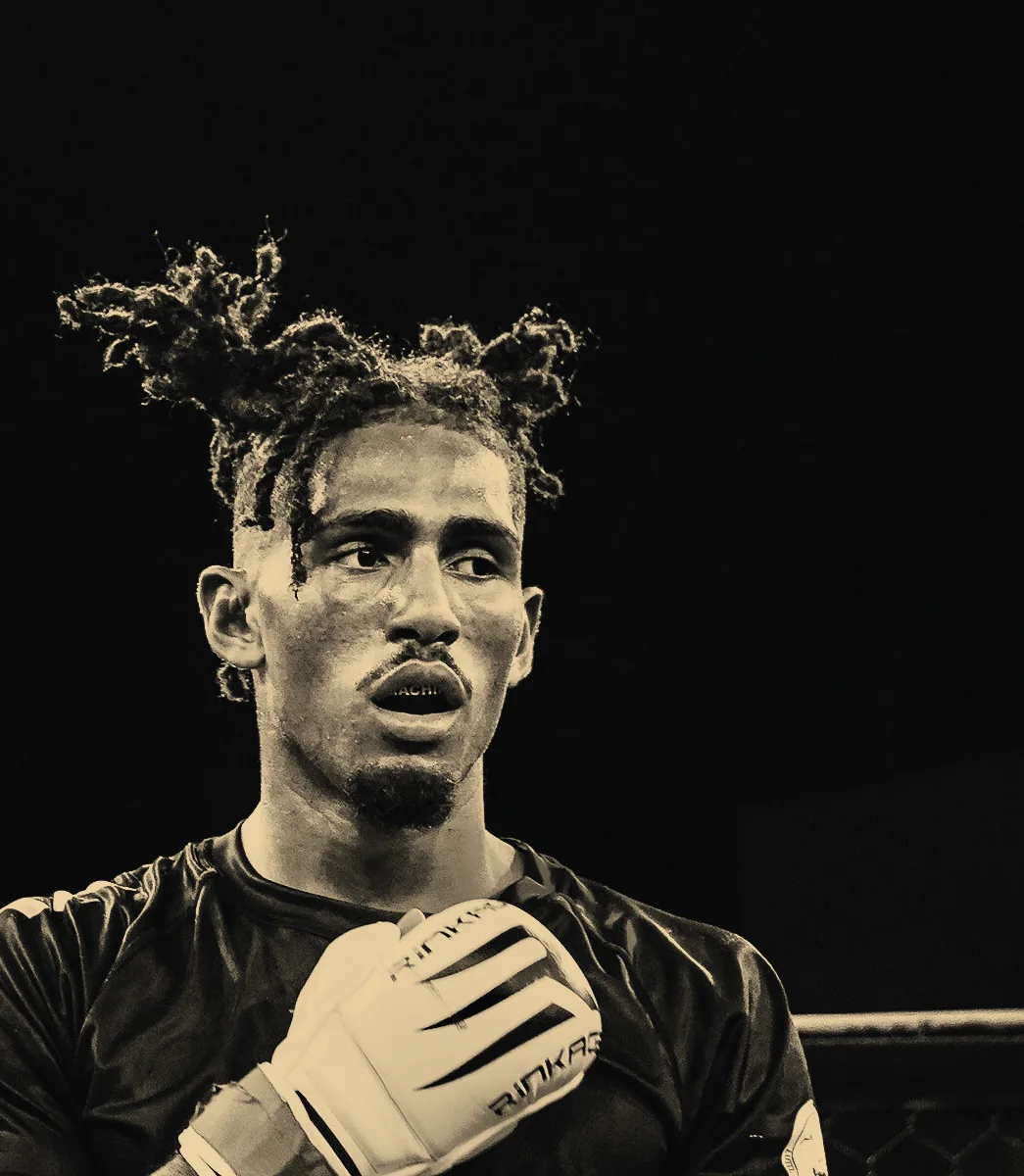 Jordan Josephine en cage, avant un combat de MMA